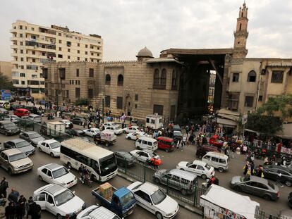 Circulación por la calle Al-Azhar en la ciudad de El Cairo.