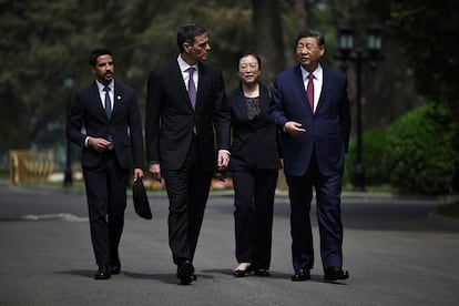 Pedro Sánchez, con el presidente chino, Xi Jinping, este viernes en Pekín.