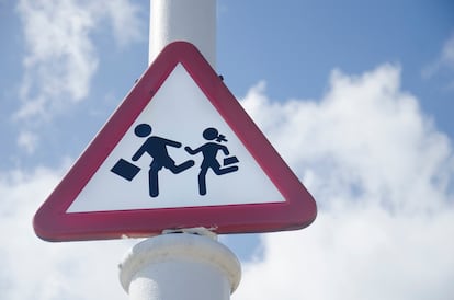 Una señal de tráfico que aviso del paso de escolares en A Coruña.