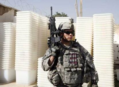 Un soldado de EE UU vigila la oficina electoral de Pul-i-Alam, al sur de Kabul, donde se apilan las urnas que serán repartidas en la ciudad.
