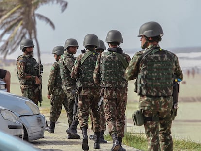 Soldados das Forças Armadas patrulham Fortaleza.