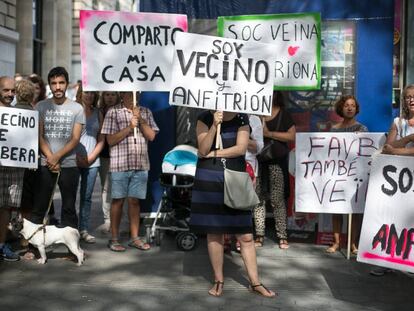 Protesta de l'Associació de Veïns y Amfitrions contra l'Ajuntament de Barcelona.