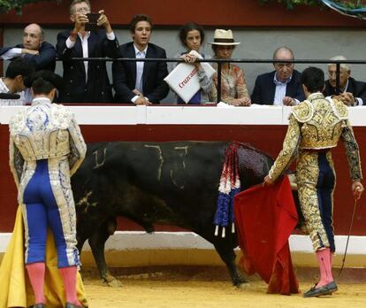 El rey Juan Carlos (segundo por la derecha), acompañado por la infanta Elena y sus nietos Victoria Eugenia y Froilán, observa la faena de Alberto López Simón en San Sebastián el pasado jueves, 13 de agosto.