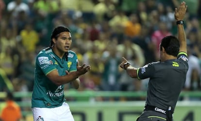 El 'Gullit' Peña durante un partido con León