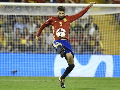 Gerard Piqué controla el balón en el España-Albania (3-0), partido de la fase de clasificación del Mundial 2018, en el estadio Rico Pérez de Alicante, en 2017.