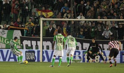 Rubén Castro convierte el penalti ante Iraizoz