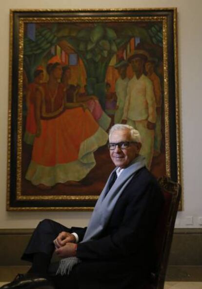 Eduardo Costantini, fundador del Museo de Arte Latinoamericano de Buenos Aires, posa en la Real Academia de San Fernando ante  el 'Baile en Tehuantepec' de Diego Rivera.