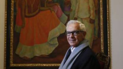 Eduardo Constantini, fundador del Museo de Arte Latinoamericano de Buenos Aires, posa en la Real Academ&iacute;a de San Fernando ante &#039;Baile en Tehuantepec&#039; de Diego Rivera.