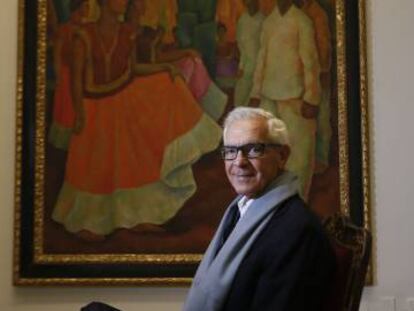 Eduardo Constantini, fundador del Museo de Arte Latinoamericano de Buenos Aires, posa en la Real Academ&iacute;a de San Fernando ante &#039;Baile en Tehuantepec&#039; de Diego Rivera.