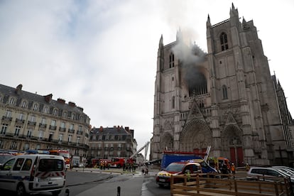 Imagen de la catedral, con la zona acordonada y los bomberos trabajando para extinguir el fuego.