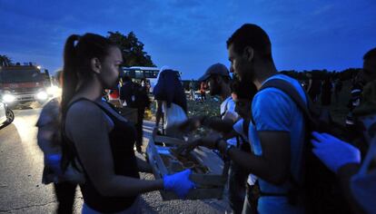 Reparto de alimentos entre los migrantes que llegan a la frontera entre Hungría y Croacia.