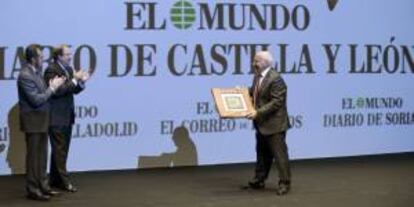 El presidente de la Junta de Castilla y León, Juan Vicente Herrera (2i), junto al presidente de Edigrup, José Luis Ulibarri (i), tras entregar el Premio La Posada de Castilla y León, al bodeguero Manuel Fariña por su trayectoria profesional, en un acto celebrado hoy en Valladolid.