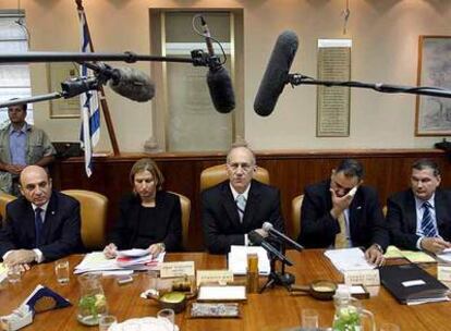 Ehud Olmert (en el centro), en el consejo de ministros de ayer.