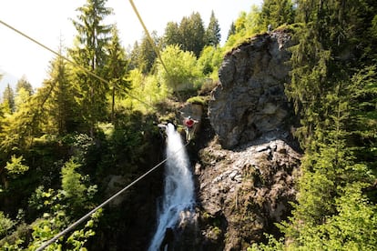 Ubicado a los pies del afilado Reichenspitze (3.303 metros), Zell am Ziller es un antiguo poblado minero de oro y, actualmente, una popular base de esquí en el valle de Zillertal donde la diversión está garantizada. Porque se puede descender en trineo todo el año por los bucles del Arena Coaster, y en verano practicar parapente, rafting en aguas bravas por río el Ziller, vías ferratas (en la imagen) y senderismo (el hotel Englhof, un alojamiento 'boutique' de habitaciones forradas en madera y (su gran reclamo) un restaurante de prestigiosa coctelería y con más de 1.400 referencias espiritosas. Una sugerencia: bloody mary con tomates cherry congelados y aliño de pimienta negra a la barbacoa.