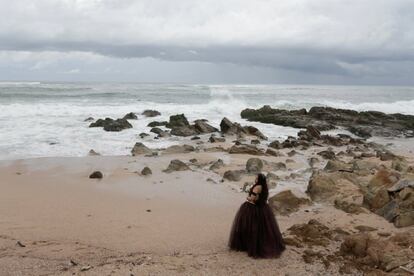 Una joven posa para una sesión de fotos por la celebración de sus 15 años en una playa de Mazatlán, México. La llegada de 'Pamela' ha provocado lluvias intensas en los Estados de Durango, Sinaloa, Nayarit y Coahuila.