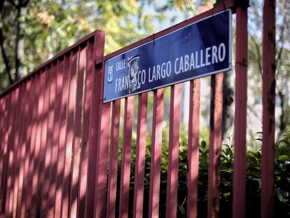 Placa de la calle Largo Caballero, en Madrid (España), a 30 de septiembre de 2020.