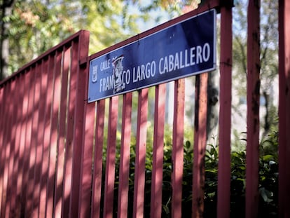 Placa de la calle Largo Caballero, en Madrid (España), en septiembre de 2020.