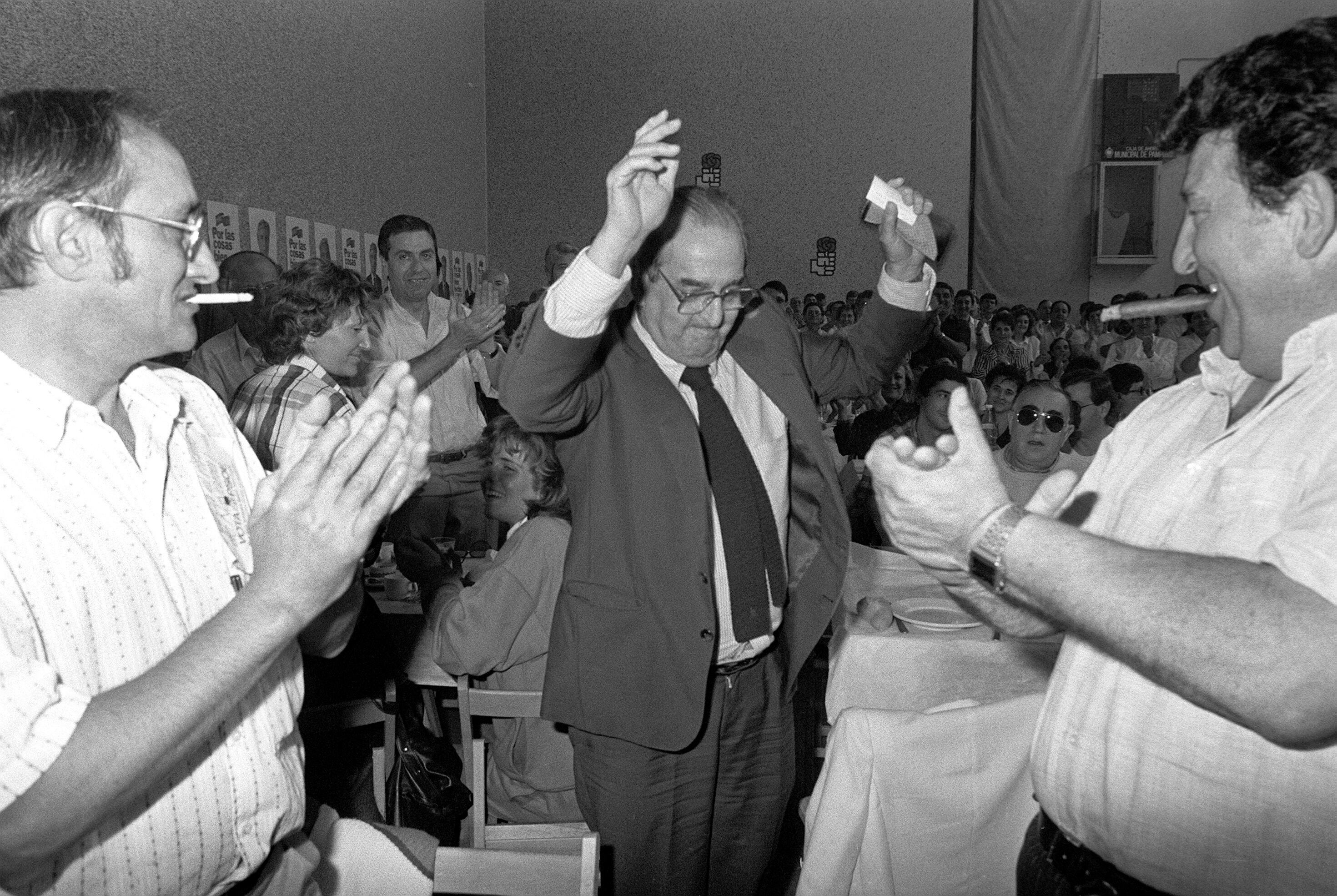 Fernando Morán, cabeza de lista del PSOE en las europeas en 1987, se levanta de la mesa para pronunciar un discurso entre los  aplausos de los militantes en una comida-mitin en Pamplona.