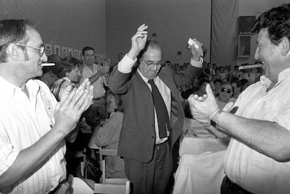 Fernando Morán, cabeza de lista del PSOE en las europeas en 1987, se levanta de la mesa para pronunciar un discurso entre los  aplausos de los militantes en una comida-mitin en Pamplona.