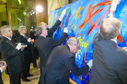 Los ministros pintan el mural <i>La imagen de Europa,</i> que será subastado para obras de caridad, ayer en Viena.