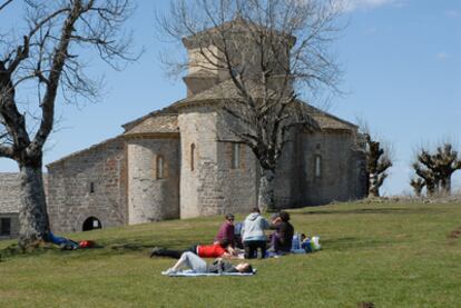 La ermita románica de San Miguel in Excelsis, en el monte Aralar (Navarra)