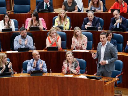 El portavoz del PSOE en la Asamblea de Madrid, Juan Lobato (d), interviene durante el pleno en la Asamblea de Madrid.