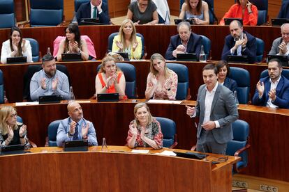 El portavoz del PSOE en la Asamblea de Madrid, Juan Lobato (d), interviene durante el pleno en la Asamblea de Madrid.