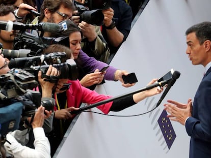 Pedro Sánchez comparece a su llegada a la cumbre de Bruselas, este martes.