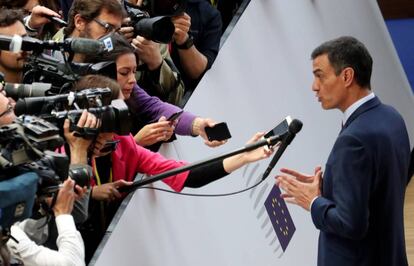 Pedro Sánchez comparece a su llegada a la cumbre de Bruselas, este martes.