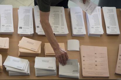Mesa con papeletas de candidaturas de las elecciones generales de 2016.