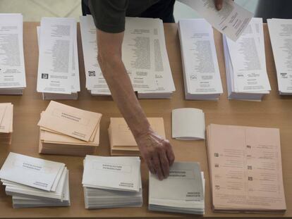 Mesa con papeletas de candidaturas de las elecciones generales de 2016.