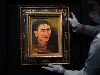 O autorretrato ‘Diego e eu’, de Frida Kahlo, exposto na sala Sotheby's de Londres, em outubro.
