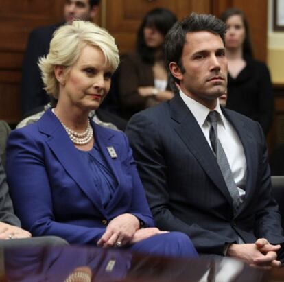 Ben Affleck y Cindy McCain, la esposa del senador republicano John McCain, ayer en una comisión del Congreso.