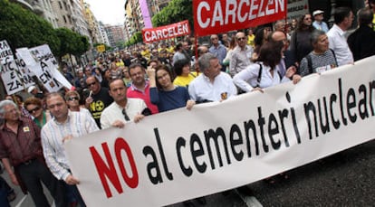 Cabeza de la manifestación contra el cementerio nuclear en Zarra a su paso por la calle de Colón en Valencia, ayer.
