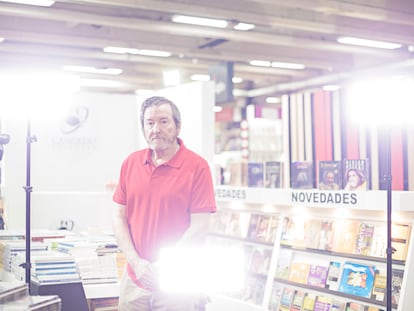 El escritor español J. J. Benítez en la Feria del libro de Bogotá.