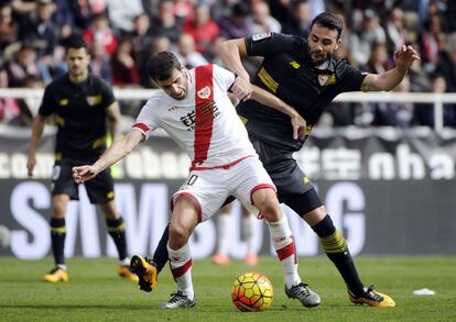 Trashorras protege el balón ante Iborra, en el Rayo-Sevilla del 21 de febrero.