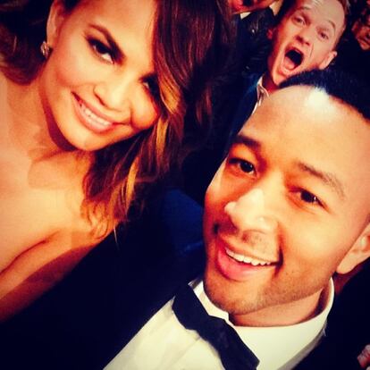 “Uno puede ser tan afortunado como para que Neil Patrick Harris se cuele en tu foto”. Así describía esta imagen en su Instagram Chrissy Teigen, la modelo y presentadora tenía la intención de hacerse una foto más con su marido, el cantante John Legend, pero el actor de ‘Cómo conocí a vuestra madre’ se lo impidió.