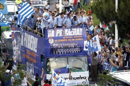 Los jugadores del &#39;Recre&#39; celebran por las calles de Huelva, con sus aficionados, el ascenso a Primera Division.