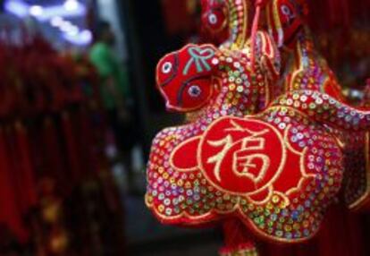 Detalle de una serpiente del zodiaco chino en una tienda. 