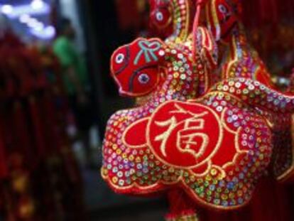 Detalle de una serpiente del zodiaco chino en una tienda. 