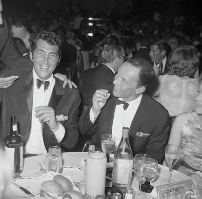 Dean Martin and Frank Sinatra at a dinner in 1961.