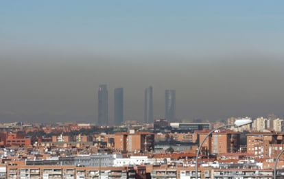 La <i>boina negra</i> que esta mañana hay en el cielo de Madrid.