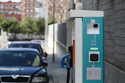 Punto de recarga de coches eléctricos en el paseo de los Melancólicos (Madrid).