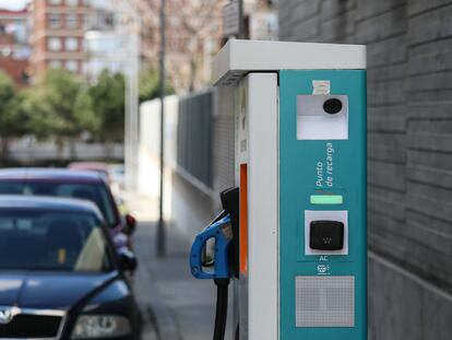 Punto de recarga de coches eléctricos en el paseo de los Melancólicos (Madrid).