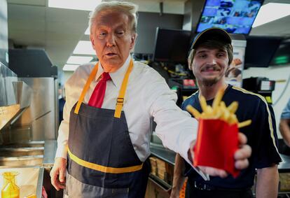 Donald Trump, en el McDonald's con unas patatas fritas.