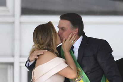 El matrimonio Bolsonaro se besa en la toma de posesión.
