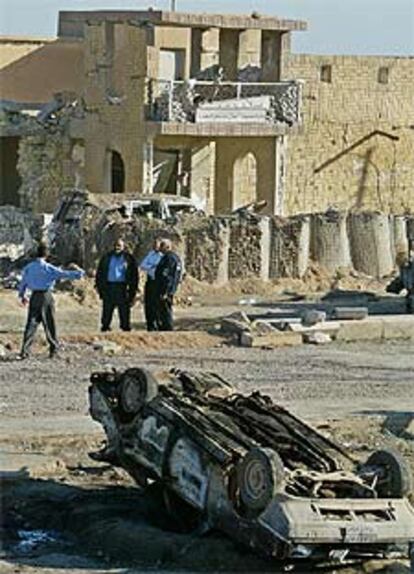 Imagen de la comisaría tras la explosión del coche bomba.