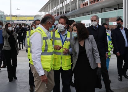 Isabel Díaz Ayuso junto a Antonio Zapatero, director de Ifema, en el acto de clausura del hospital de campaña.