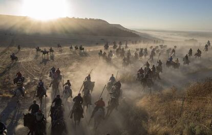 Caballistas guían a los toros de la ganadería Condessa del Sobrel durante la tercera jornada de los encierros de Cuéllar (Segovia).