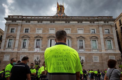 Trabajadores de ACCIONA se manifiestan frente al Palau de la Generalitat y el Ayuntamiento de Barcelona para protestar por el ERE presentado por la proveedora y el despido anticipado de su plantilla. EFE/Enric Fontcuberta